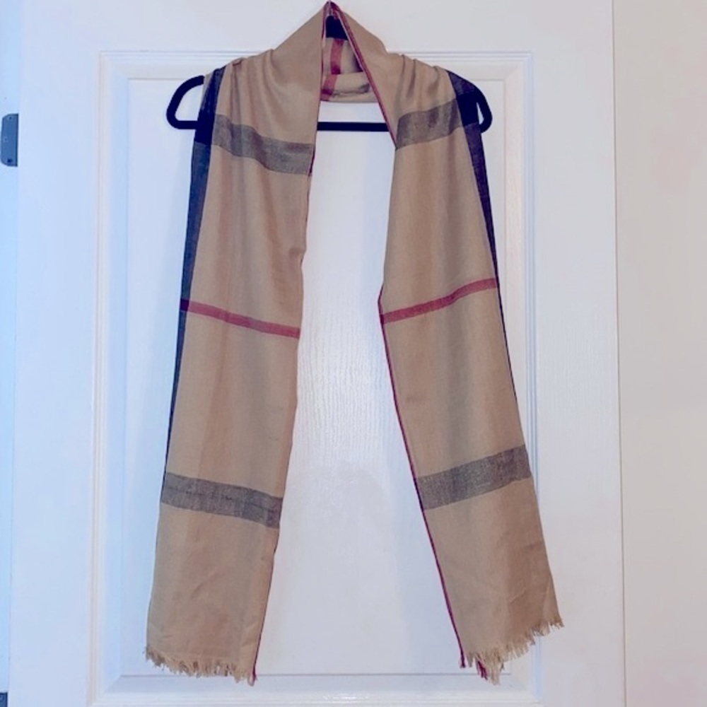 NWOT Women Long warm scarf with frills